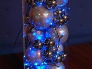 Glazen vaas met kerstballen.