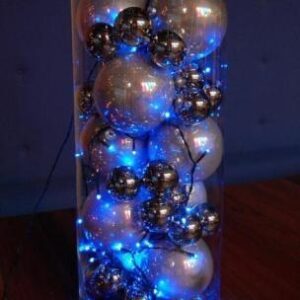 Glazen vaas met kerstballen.